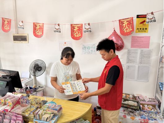 烟洲社区深入商铺送禁毒知识 织密全民防毒安全网