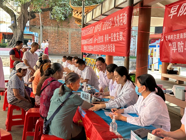 广西民族医院专家团队进村义诊